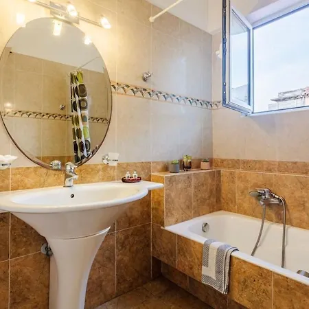 Spacious Urban Haven-family Home, Perfect Location