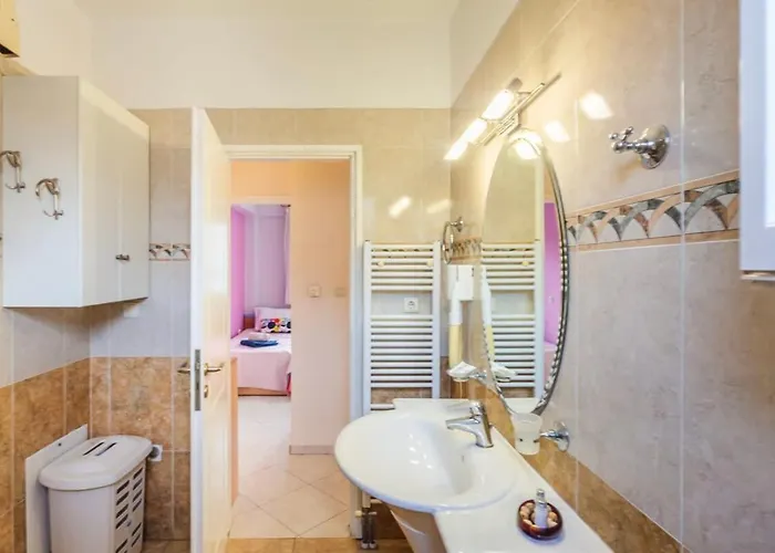 Spacious Urban Haven-family Home, Perfect Location * Calamata