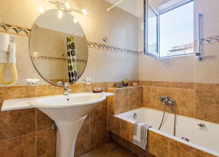 Spacious Urban Haven-family Home, Perfect Location